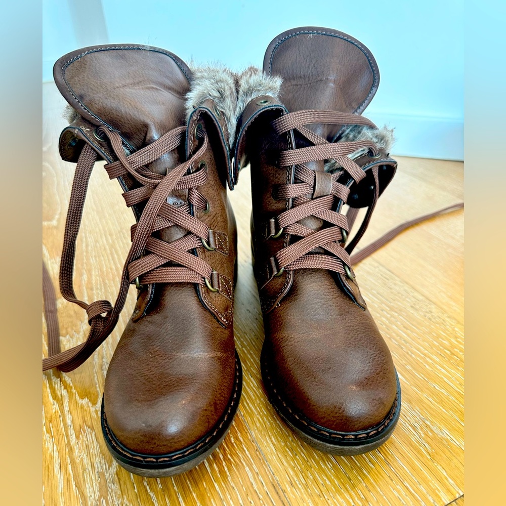 Brown boots with faux fur trim
